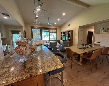 3004 Edgewater Dr - Photo Thumbnail 6