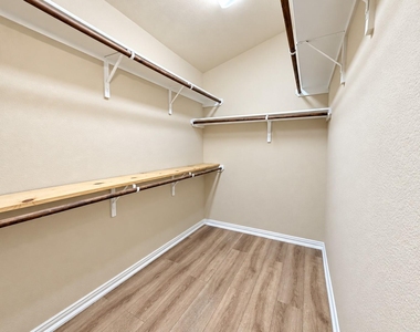 2417 Ericanna Ln - Photo Thumbnail 16