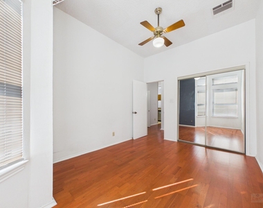 2802 Nueces St - Photo Thumbnail 8