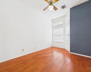 2802 Nueces St - Photo Thumbnail 7