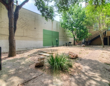 2802 Nueces St - Photo Thumbnail 13