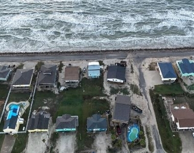 415 Seashell Dr - Photo Thumbnail 3