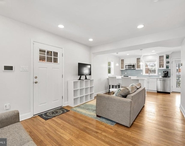 5027 11th Street Ne - Photo Thumbnail 2