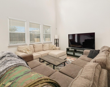 14008 Zuhause Dr - Photo Thumbnail 4