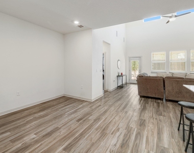 14008 Zuhause Dr - Photo Thumbnail 9