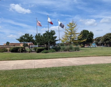 302 Mossycup Dr - Photo Thumbnail 16