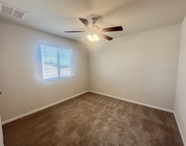 302 Mossycup Dr - Photo Thumbnail 8
