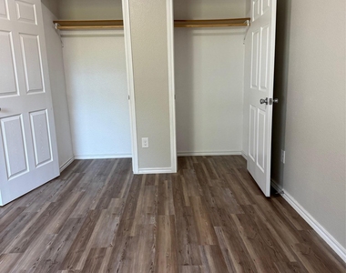 142 A Voss Pkwy - Photo Thumbnail 3