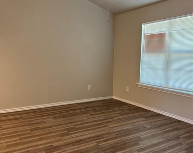 142 A Voss Pkwy - Photo Thumbnail 8