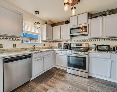 676 Goldenrod St - Photo Thumbnail 3