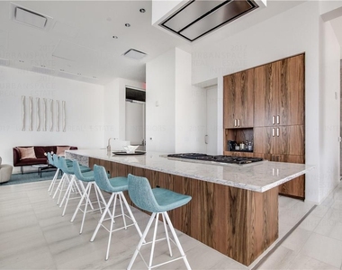 301 West Ave - Photo Thumbnail 17