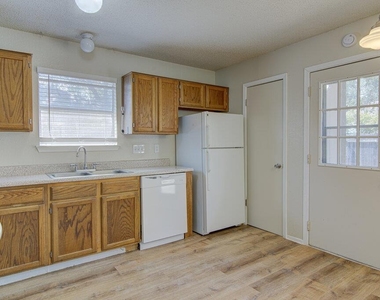 9624 Sugar Hill Dr - Photo Thumbnail 6