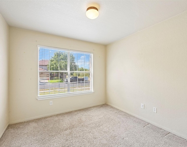 110 Newport Landing Pl - Photo Thumbnail 17