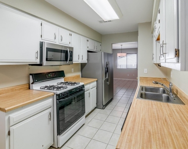 11205 Slippery Elm Trl - Photo Thumbnail 8