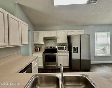 6841 Ridgeview Avenue - Photo Thumbnail 7