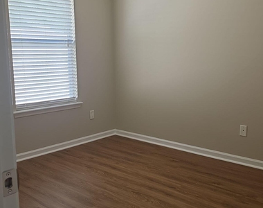 1063 Moosehead Drive - Photo Thumbnail 10