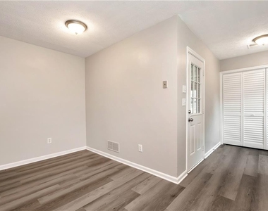 649 Oakland Way - Photo Thumbnail 18
