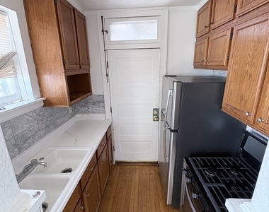 3205 Clarence Avenue - Photo Thumbnail 3