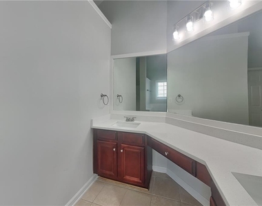 550 S Fortune Way - Photo Thumbnail 9