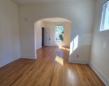 330 W Sycamore Street W - Photo Thumbnail 4