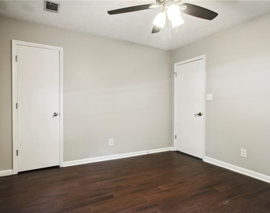 455 Barrington Drive W - Photo Thumbnail 13
