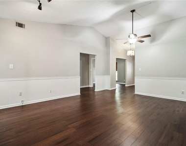 455 Barrington Drive W - Photo Thumbnail 9