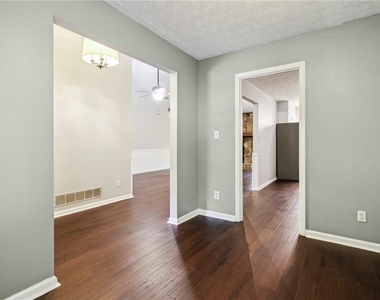 455 Barrington Drive W - Photo Thumbnail 6