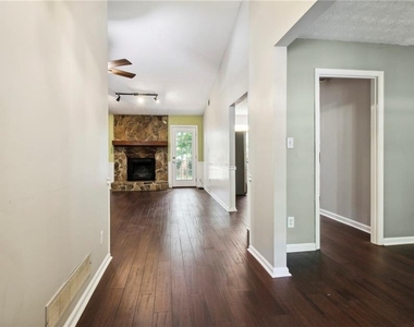 455 Barrington Drive W - Photo Thumbnail 4