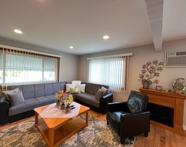 8887 N Grace Avenue - Photo Thumbnail 3