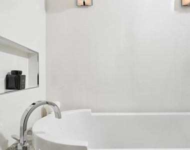 111 E Chestnut Street - Photo Thumbnail 23