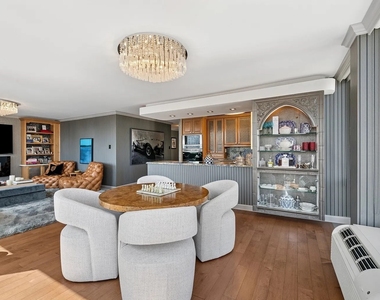 111 E Chestnut Street - Photo Thumbnail 10