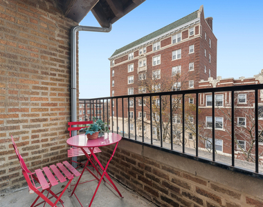 7451 N Greenview Avenue - Photo Thumbnail 4