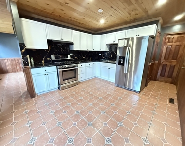 1030 Crescent Court - Photo Thumbnail 4