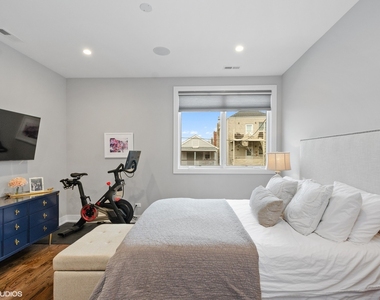 2903 W Lyndale Street - Photo Thumbnail 9