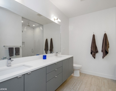 2903 W Lyndale Street - Photo Thumbnail 10