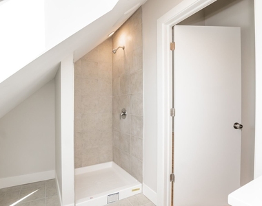 2112 W Roscoe Street - Photo Thumbnail 6