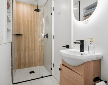 310 N Clinton Street - Photo Thumbnail 4