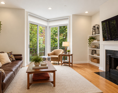 310 N Clinton Street - Photo Thumbnail 12