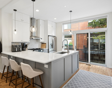 310 N Clinton Street - Photo Thumbnail 6
