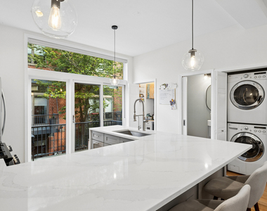 310 N Clinton Street - Photo Thumbnail 7