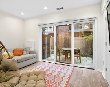 310 N Clinton Street - Photo Thumbnail 2