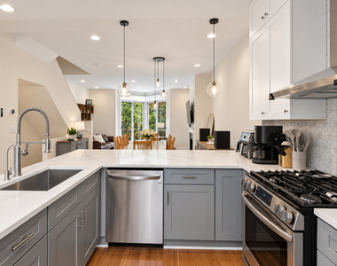 310 N Clinton Street - Photo Thumbnail 8