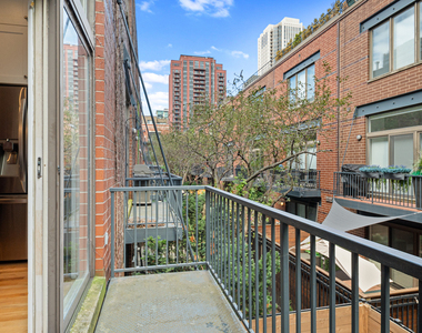 310 N Clinton Street - Photo Thumbnail 13
