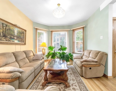 2523 W Iowa Street - Photo Thumbnail 3