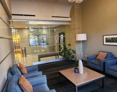 555 W Cornelia Avenue - Photo Thumbnail 5