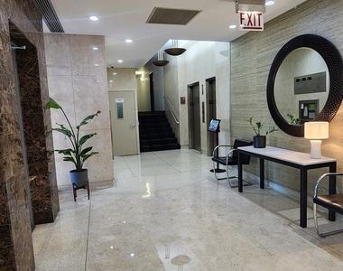 555 W Cornelia Avenue - Photo Thumbnail 6