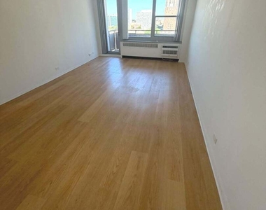 555 W Cornelia Avenue - Photo Thumbnail 12