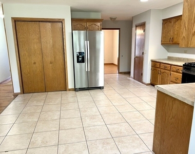 415 Stanford Drive - Photo Thumbnail 12
