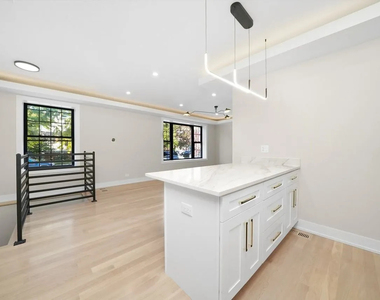 4153 N Hermitage Avenue - Photo Thumbnail 5