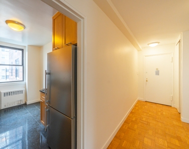 E 79th St & York Ave - Photo Thumbnail 5